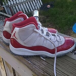 White and red Jordan high top basketball shoes size 2 boys